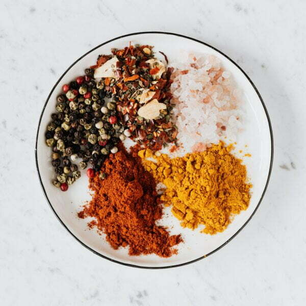 mix-ingredients-assiette-epice-curcuma-paprika-baies-poivre-sel