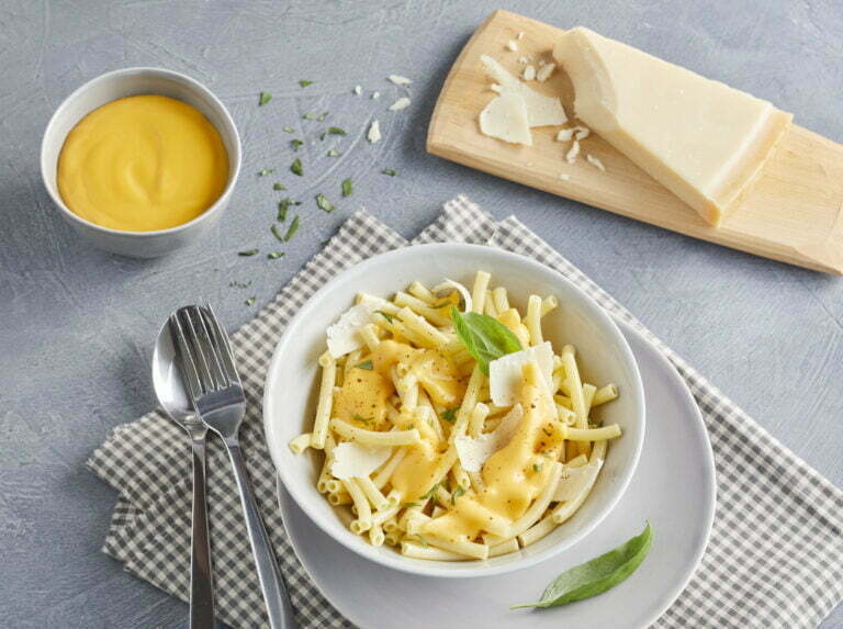 sauce-fromagere-pate-cheddar-liquide-assiette-couverts-CAP-Solutions-Culinaires