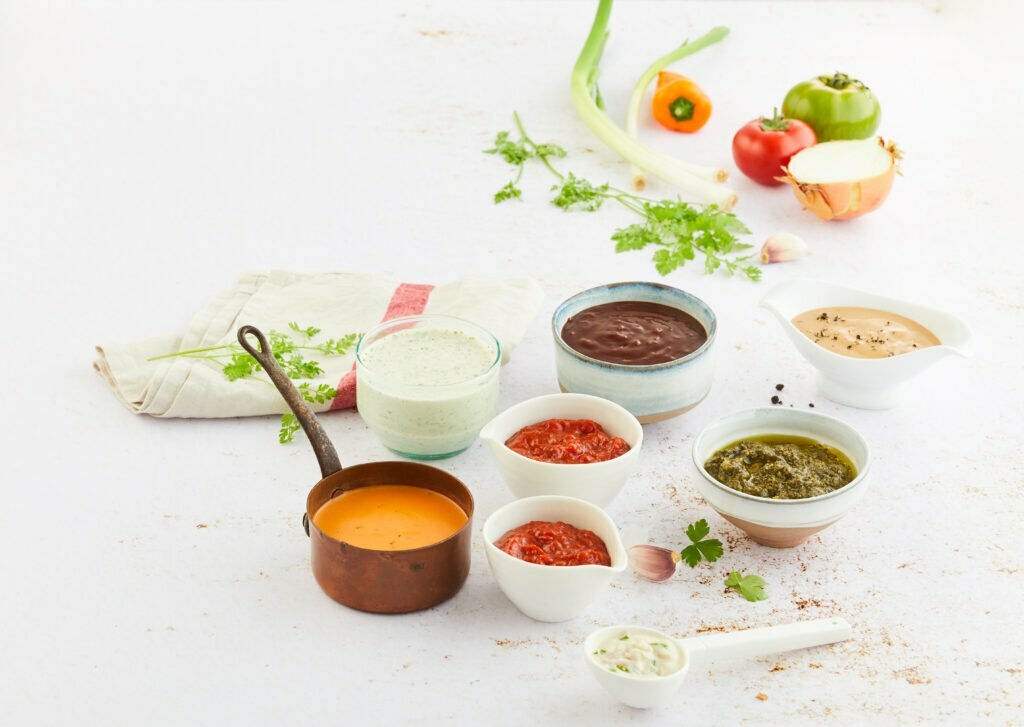 differentes-sauces-salees-et-garnitures-epices-pour-la-cuisine-CAP-Solutions-Culinaires