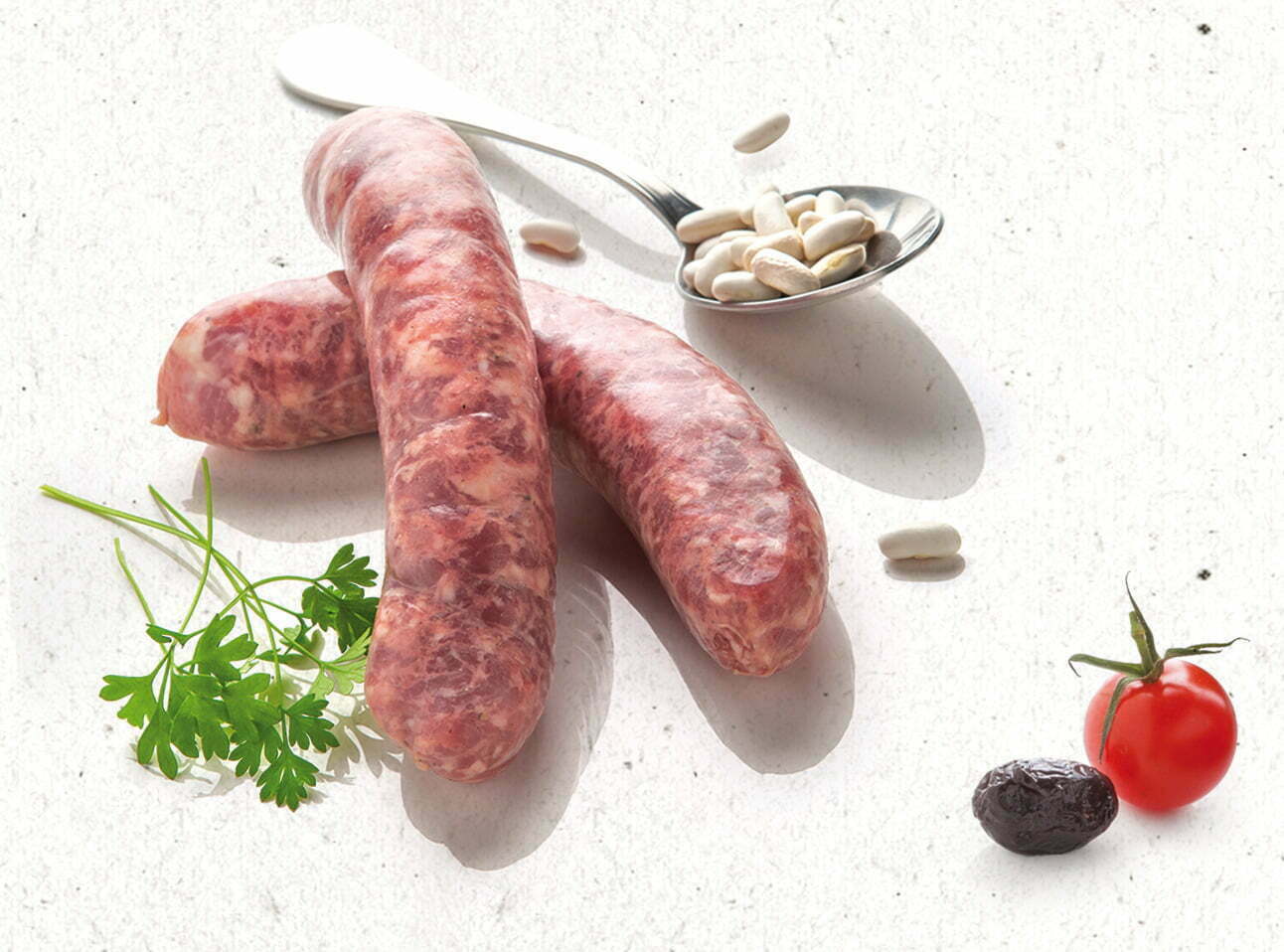 saucisses-gras_cap-solutions-culinaires_herbes-tomate-olive-haricots_