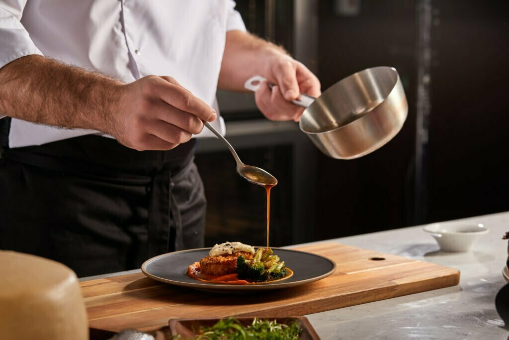 préparation_plat_sauce_chef_cuisinier_CAP_Solutions_Culinaires